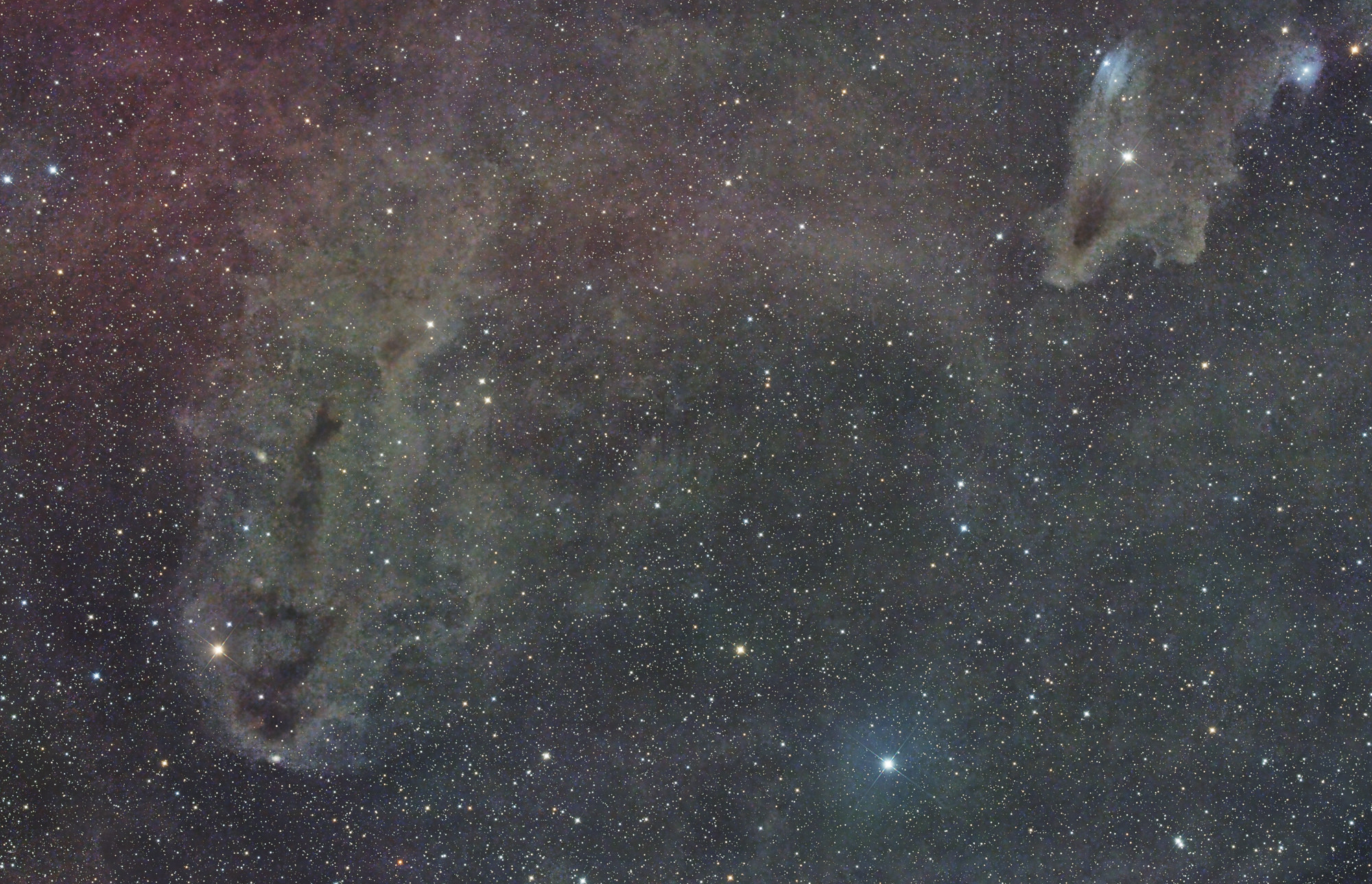 Large amounts of interstellar matter can be found in the Cepheus/Cassiopeia region. This is also where the little-known dark clouds LDN1235 (top right) and LDN1251 (bottom left) from the Lynds catalog of dark nebulae are located.
